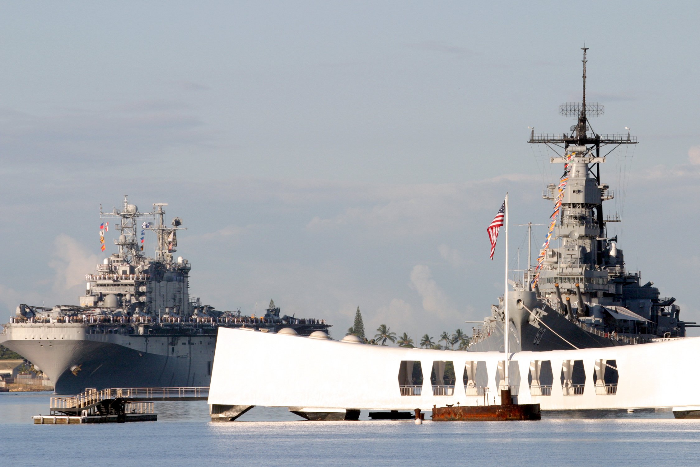 Аризона корабль. Линкор USS Arizona. Мемориал Аризона Перл Харбор. Корабль Аризона Перл Харбор. Мемориал линкора «Аризона».