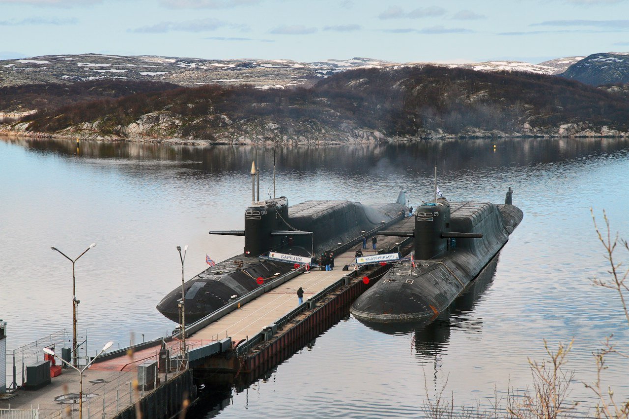 Пл ка. Гаджиево база подводных лодок Северного флота город. Подводные лодки проекта 667бдрм «Дельфин». Бухта Ягельная Гаджиево. 667 БДРМ подводная лодка.