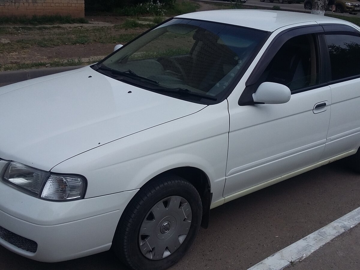 Санни бел. Nissan Sunny 15. Ниссан Санни белый. Ниссан Санни бело черная 1998. Ниссан Санни белый с белыми дисками.