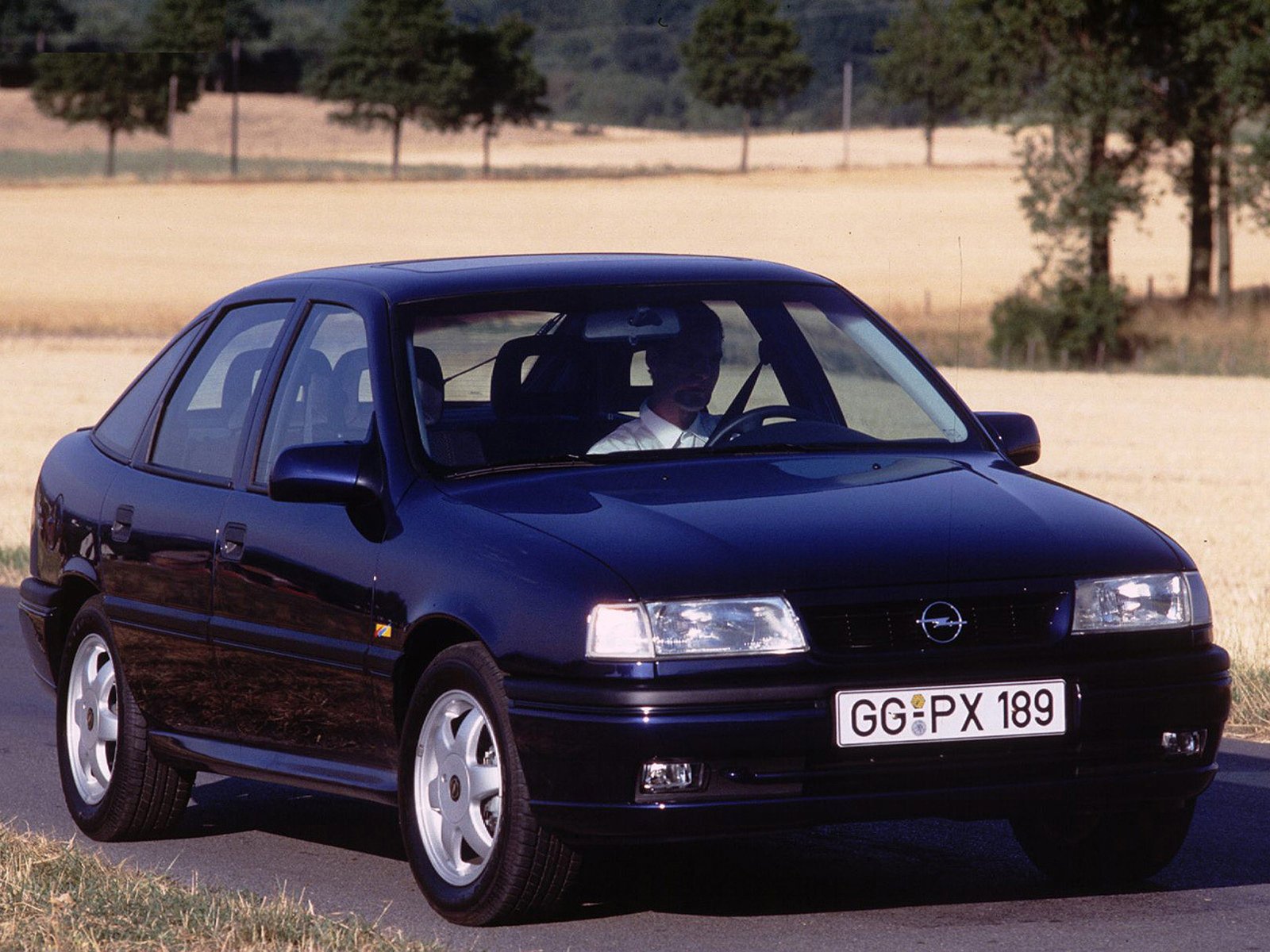 Купить вектра б 1.8. Опель Вектра хэтчбек 1995. Opel Vectra 1992 хэтчбек. Opel Vectra 1995 хэтчбек. Опель Вектра 1.6 1995.