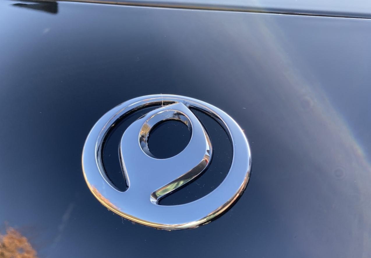 Что означает mazda. Мазда лого 1992. Mazda Emblem. Старый значок мазды. Mazda старый логотип.
