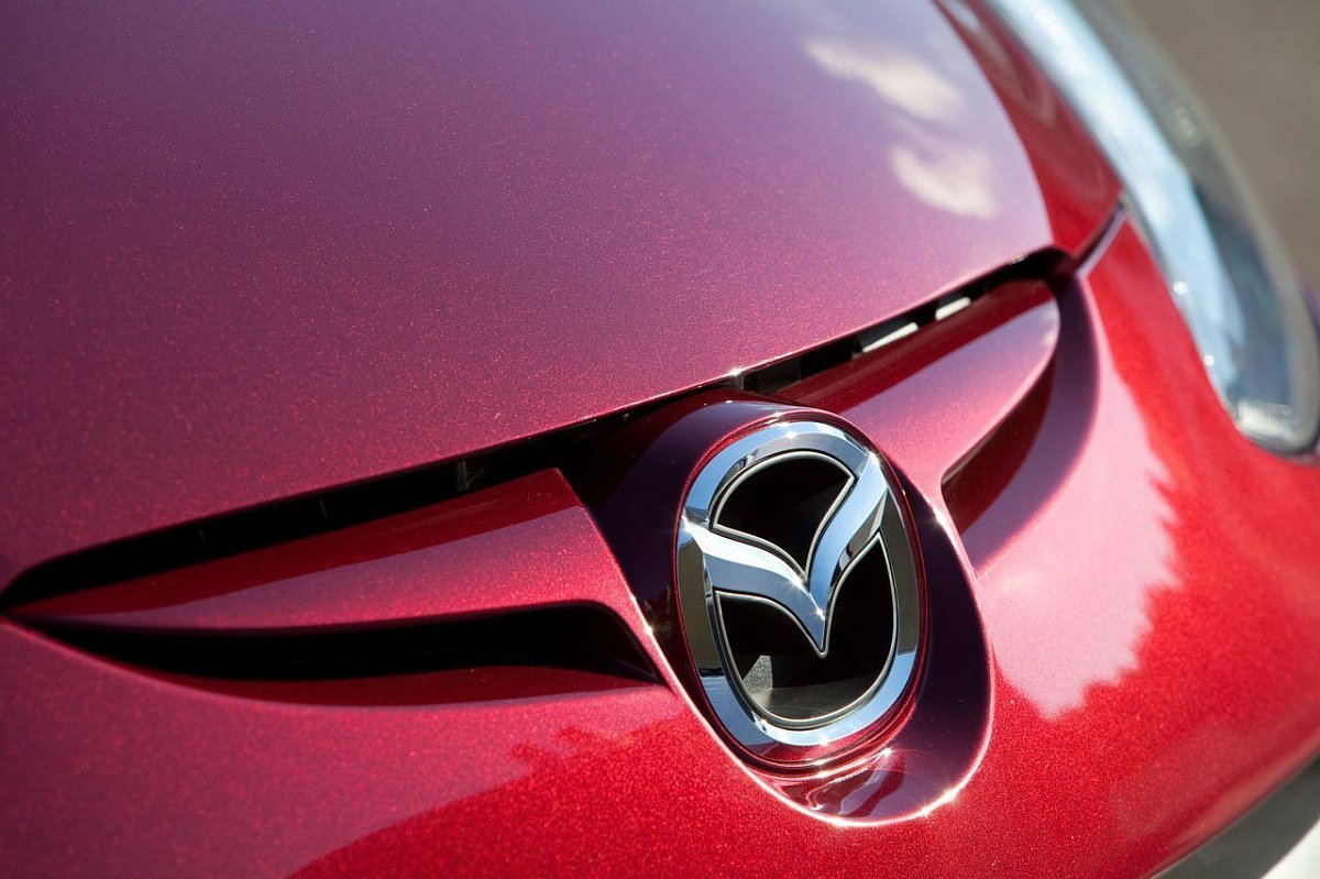 Mazda 2ev. Mazda 3. Автомобильные бренды мазды. Значок Мазда красный. Значок мазда сх 5