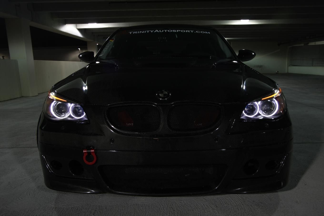 Глазки авто. BMW m5 e60 в темноте. BMW m5 e60 ангельские глазки. BMW e60 Angel Eyes. M5 e60 ангельские глазки.
