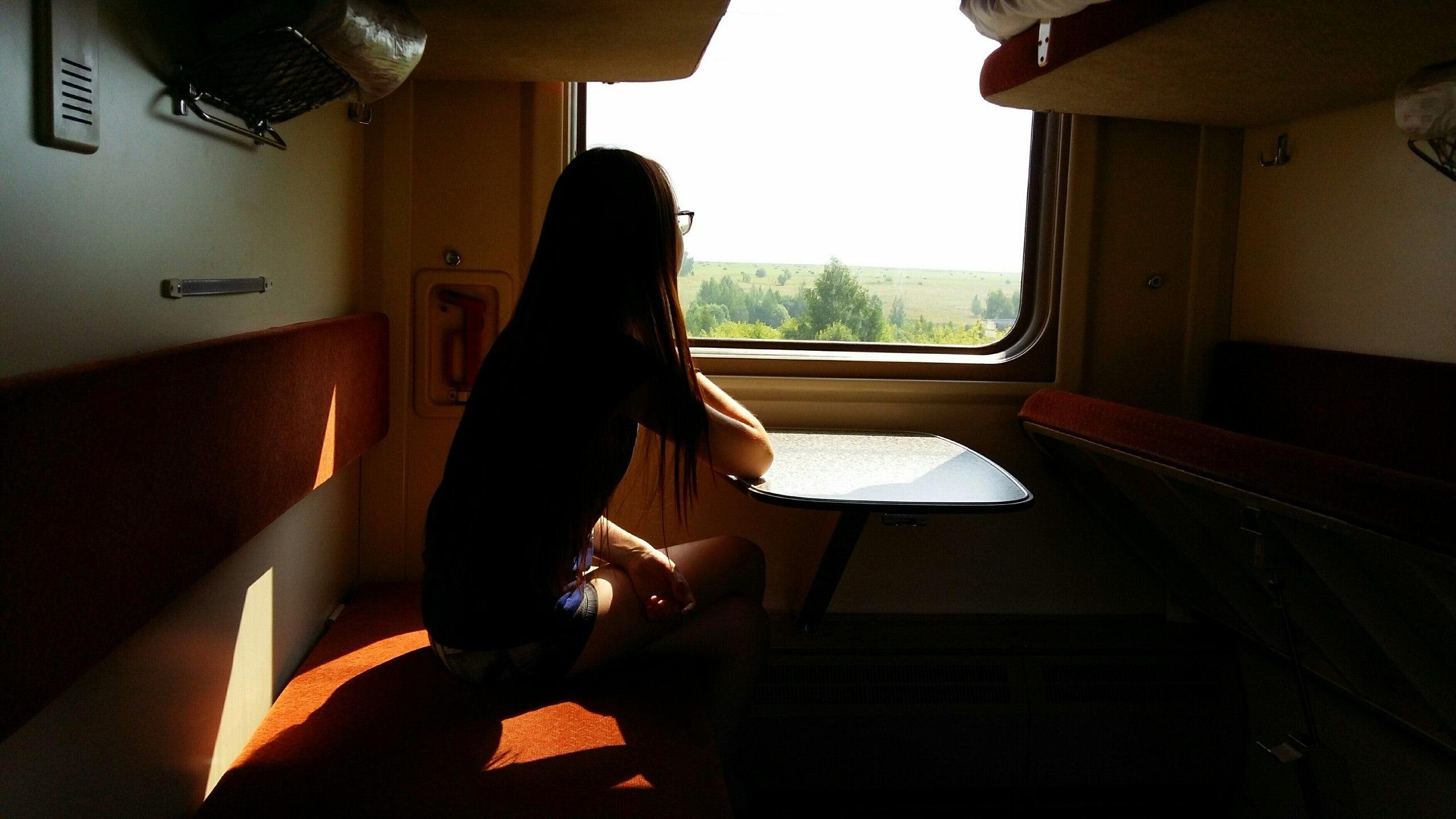 Девушка в вагоне поезда