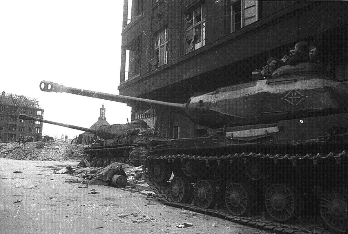 Ис вов. ИС-2 В Берлине. ИС-2 В Берлине 1945. Танк ИС-2. Ис2 1945.