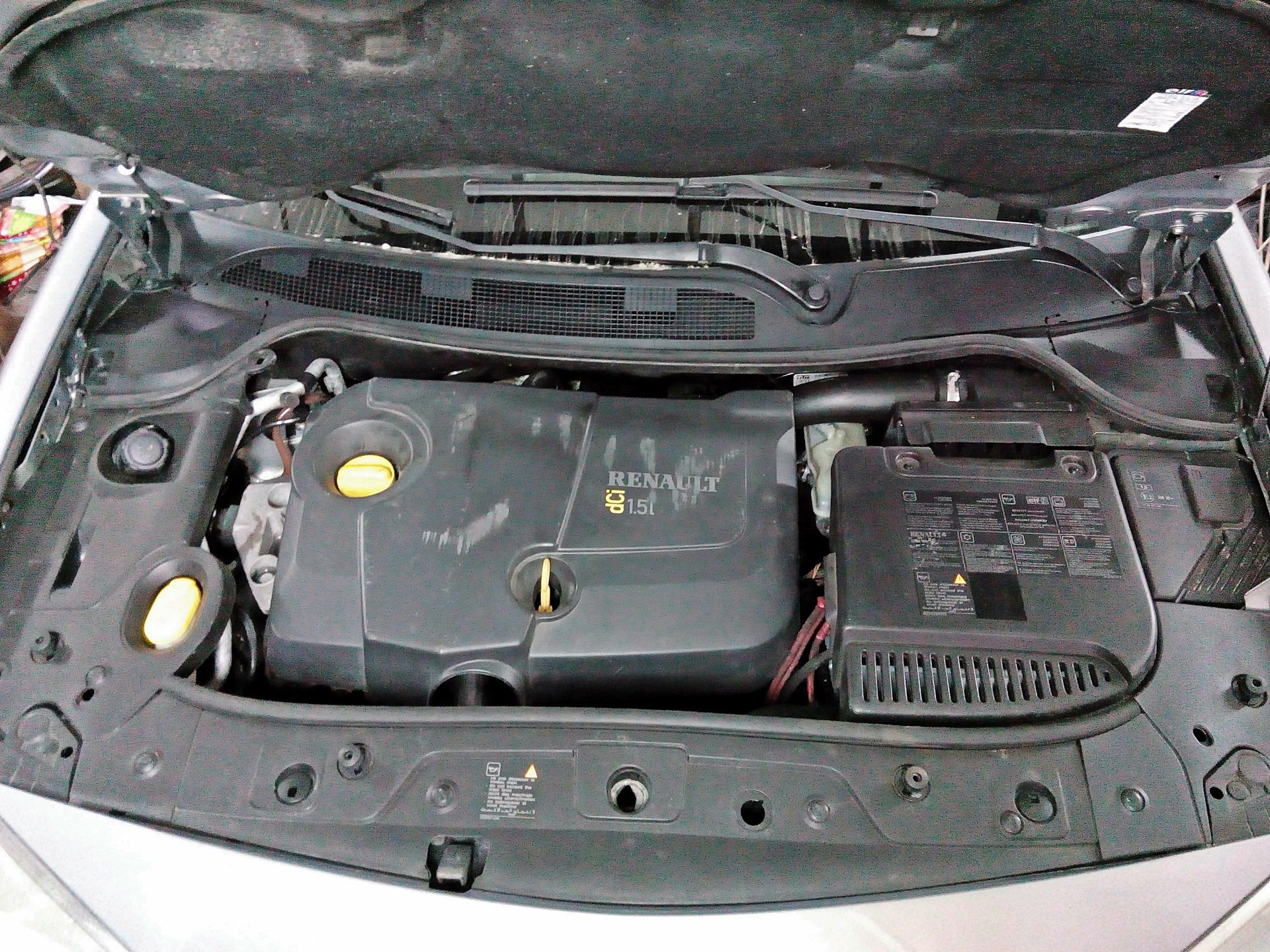 Лагуна 2 капот. Рено Меган 2 подкапотное. Подкапотный пластик Рено Меган 2. Под капотом Renault Laguna 3. Renault Megane 2008 под капотом.