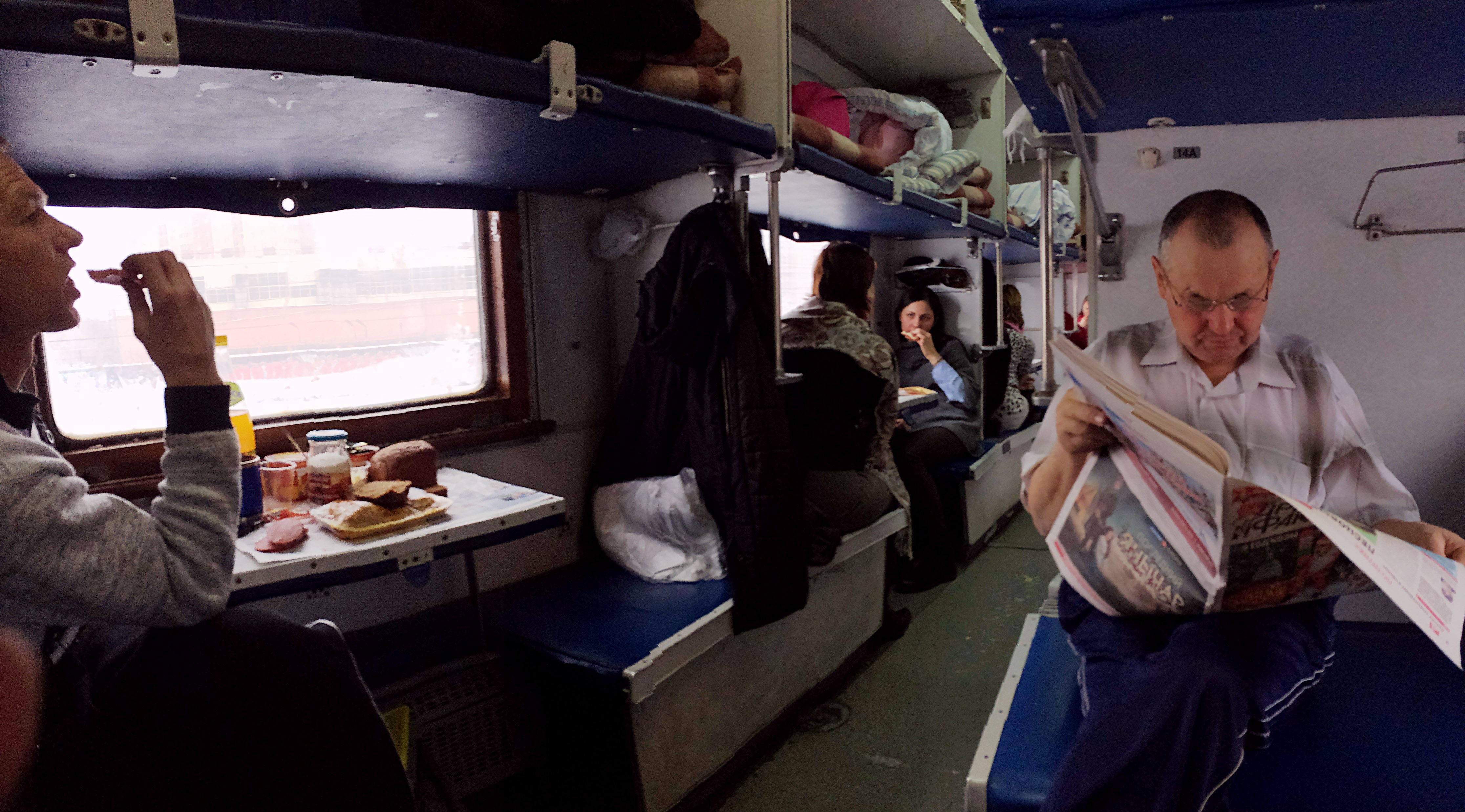 Плацкарт в 2024 году. Люди в вагоне поезда. Плацкарт пассажиры. Пассажиры в поезде. Вагон поезда.