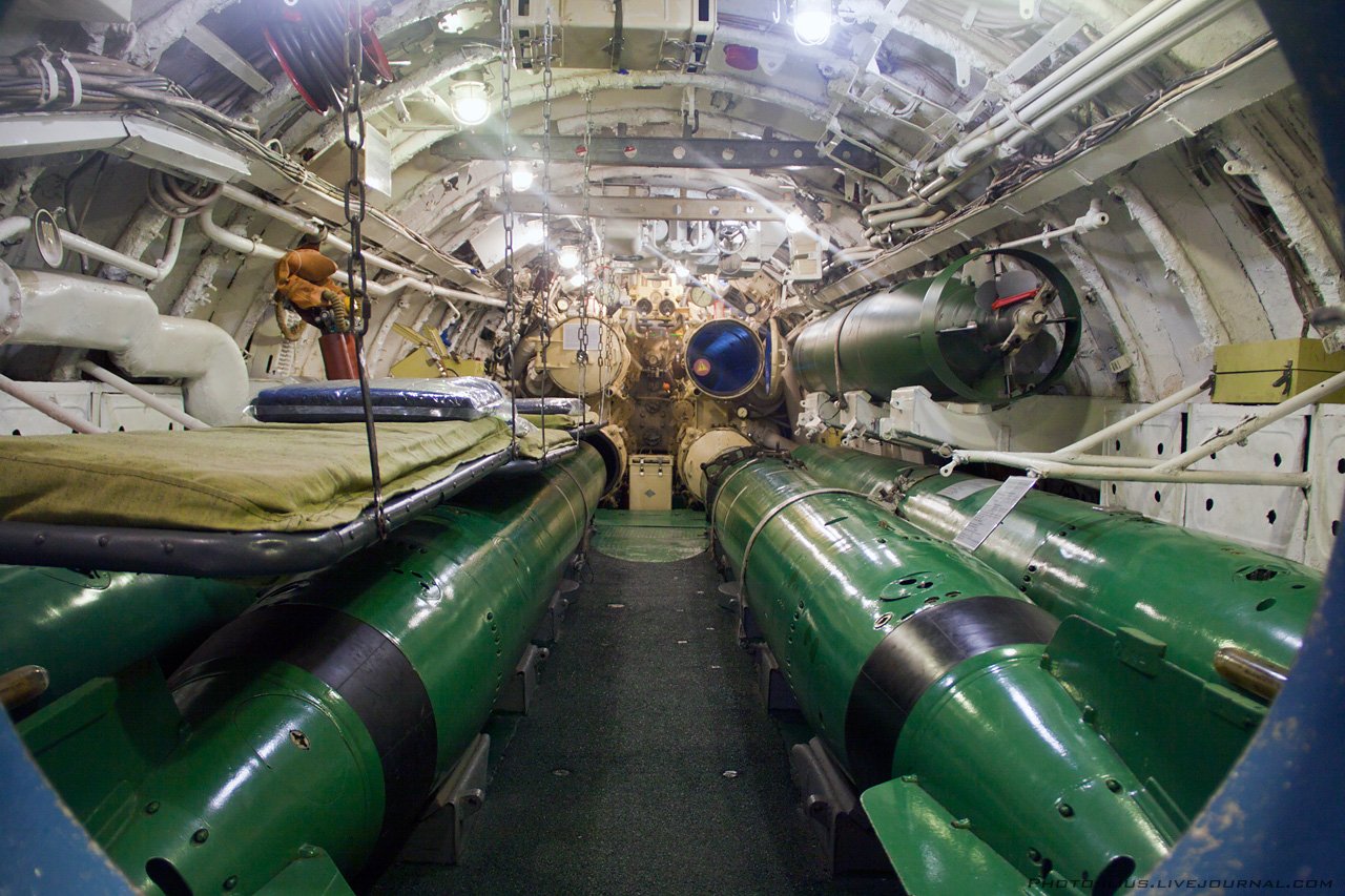 Торпеда город. Торпедный отсек подводной лодки Курск. Торпедный аппарат подводной лодки. Музей подводная лодка с-189. Музей подводная лодка с-189 в Санкт-Петербурге.