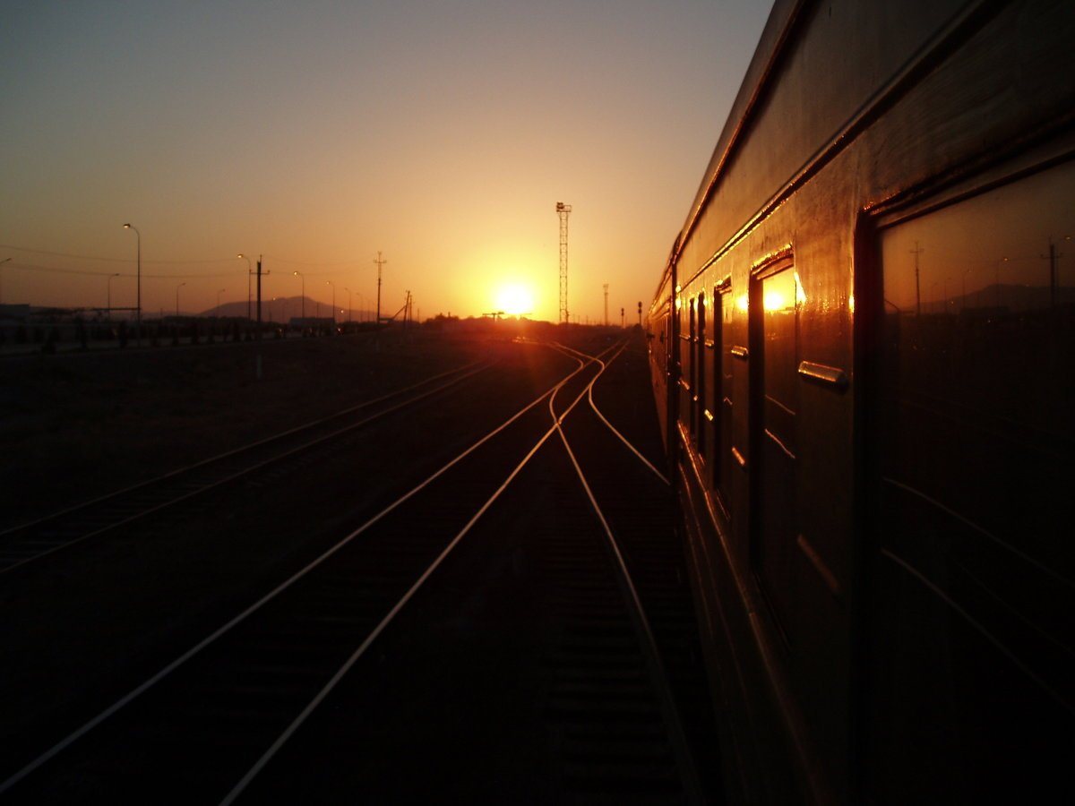 Поезд едет вечером. Поезд на закате. Вид из поезда. Железная дорога закат. Поезд едет ночью.
