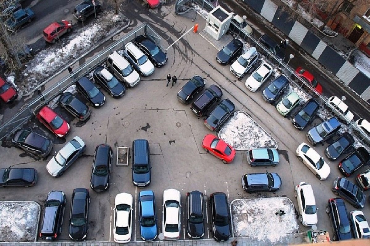 Где можно оставить автомобиль. Стоянка машин. Парковка во дворе. Переполненная парковка во дворе. Забитая парковка.