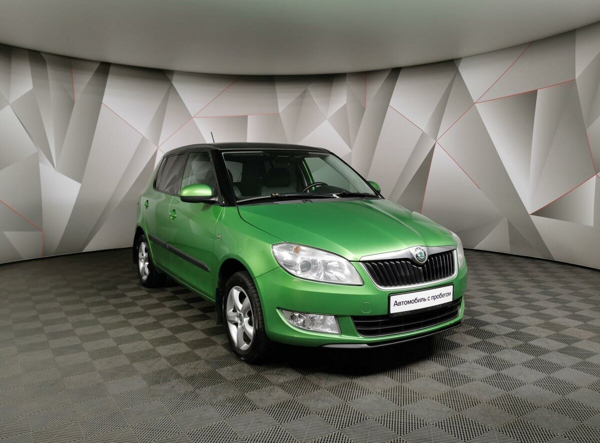 Skoda Fabia зеленая