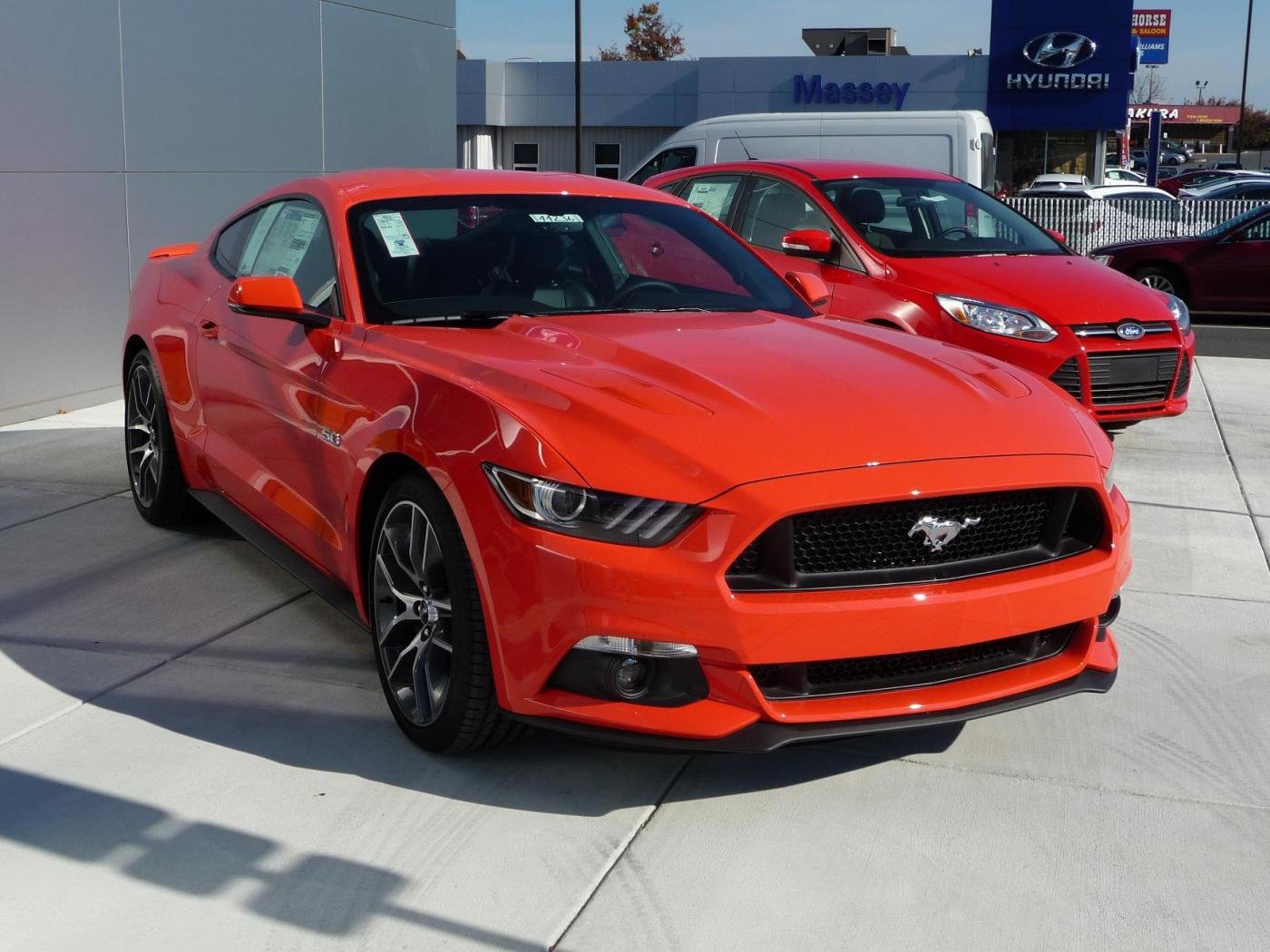 Продажа мустанг. Форд Мустанг джип. Черно оранжевый Ford Mustang 2015. Мустанг 2023. Форд Мустанг перламутровый.