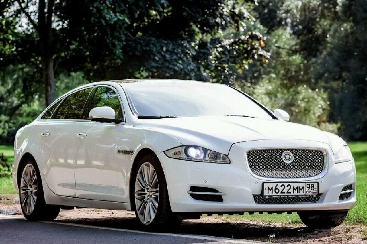 Ягуар автомобиль фото. Ягуар машина XJ. Ягуар XJ long. Jaguar XJ long белый. Ягуар XF Лонг.