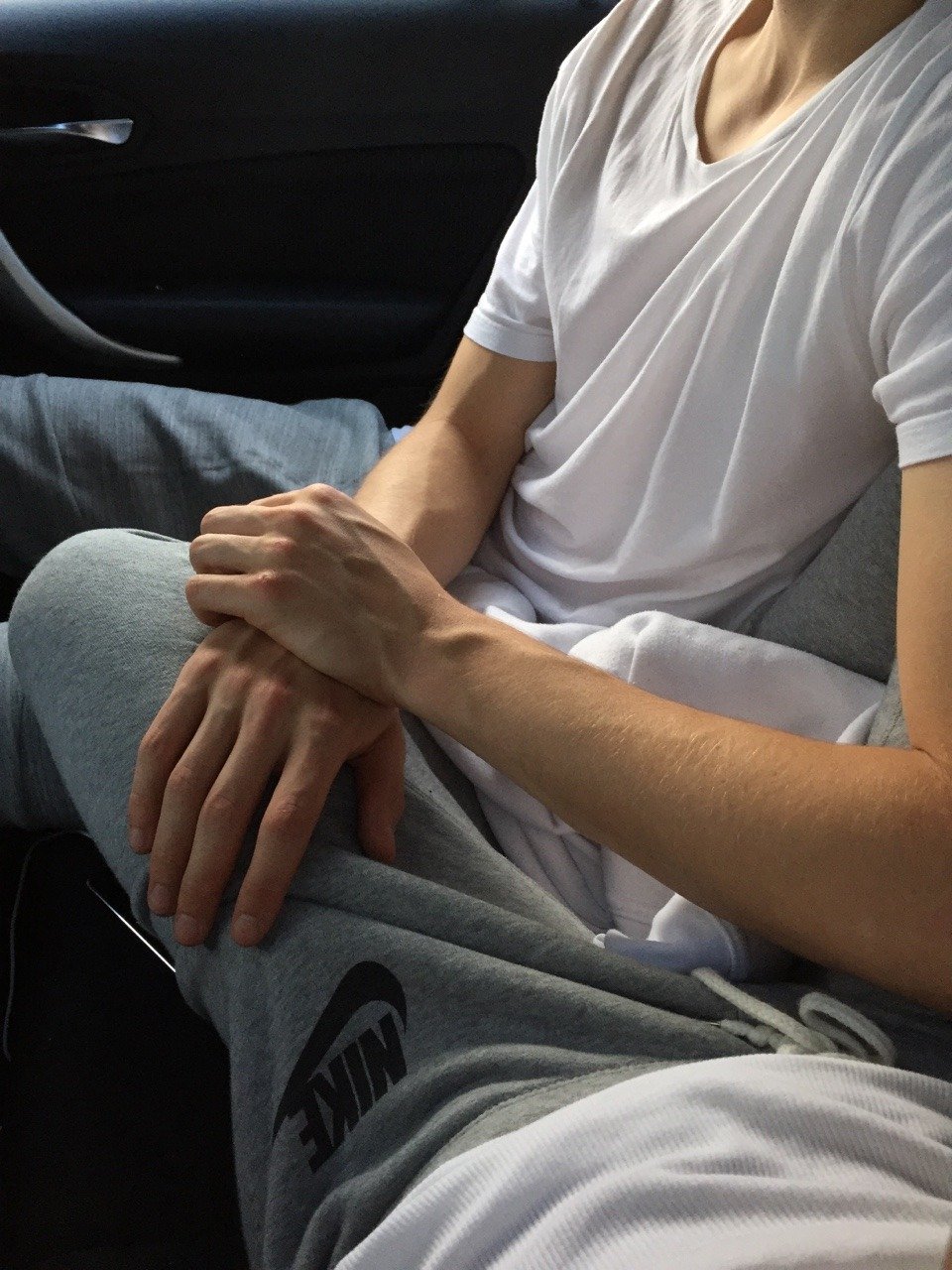 Мужская рука на коленке в авто