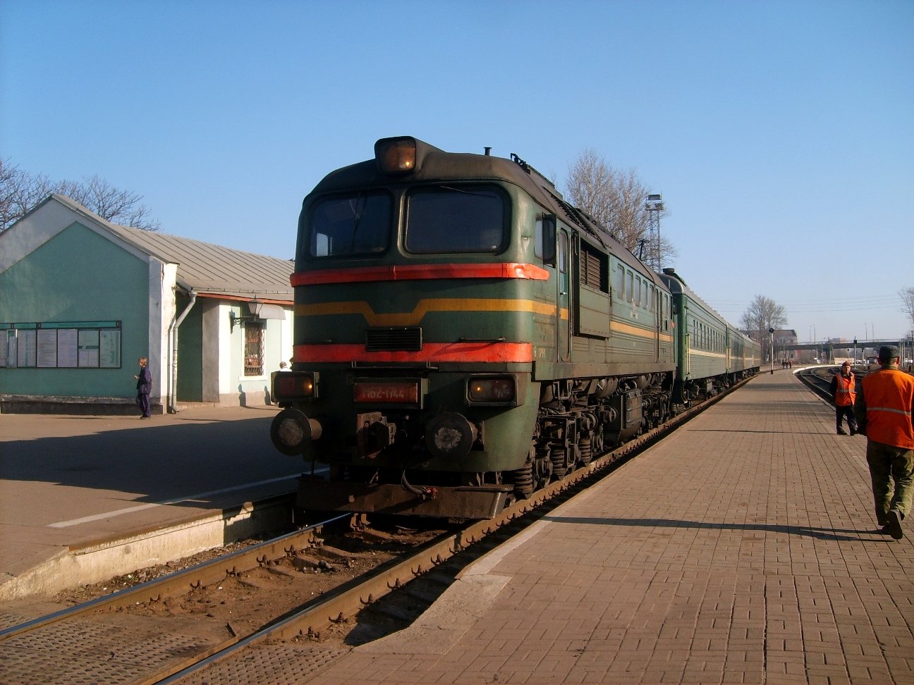 Псков железнодорожный. Дм62 1744. Псков-пассажирский. Поезд Псков. Псковские поезда.