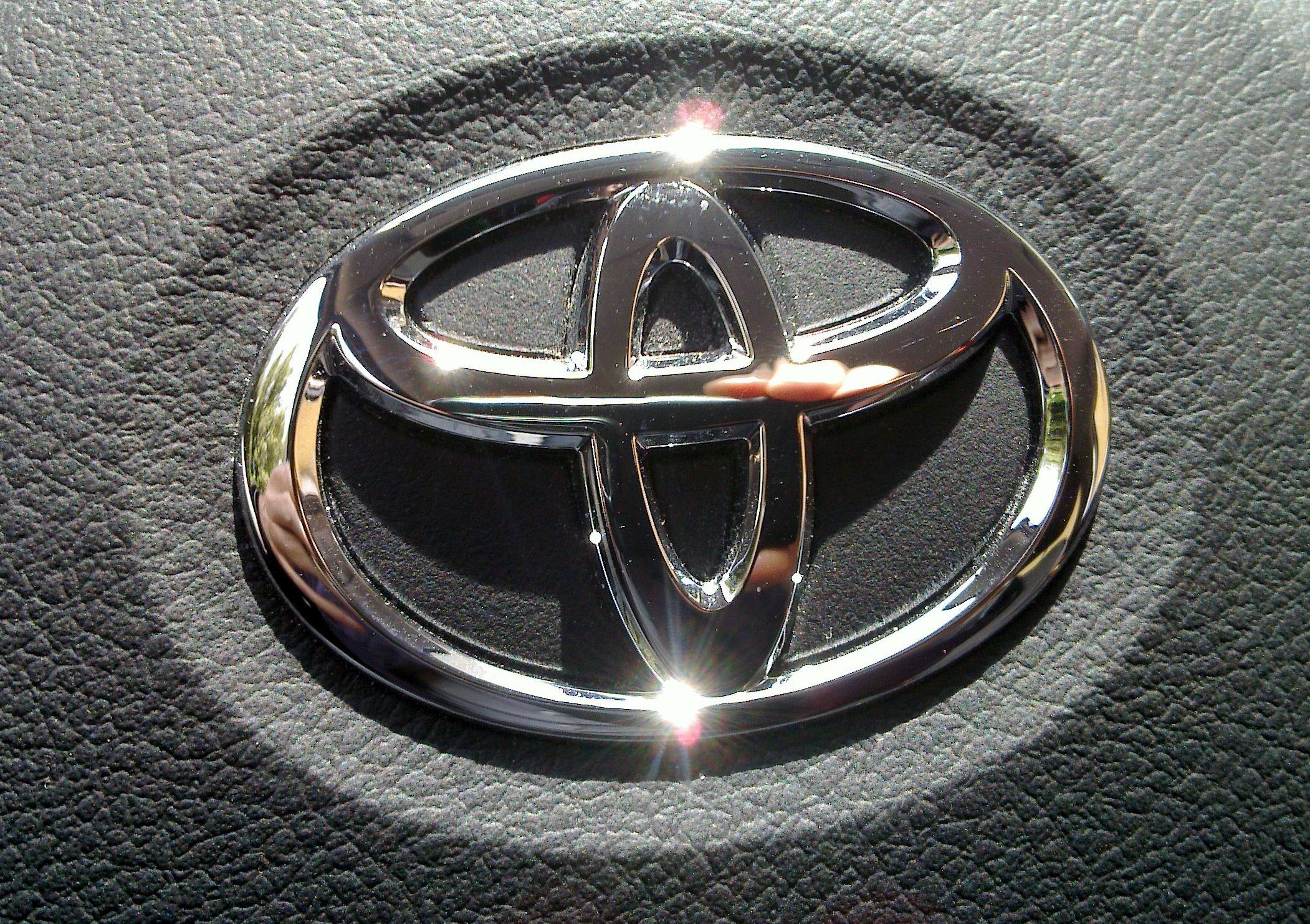 Знак тойоты машины. Toyota Emblem. Toyota значок Тойота. Тойота Авенсис 3 передний значок. Японский значок Тойота.