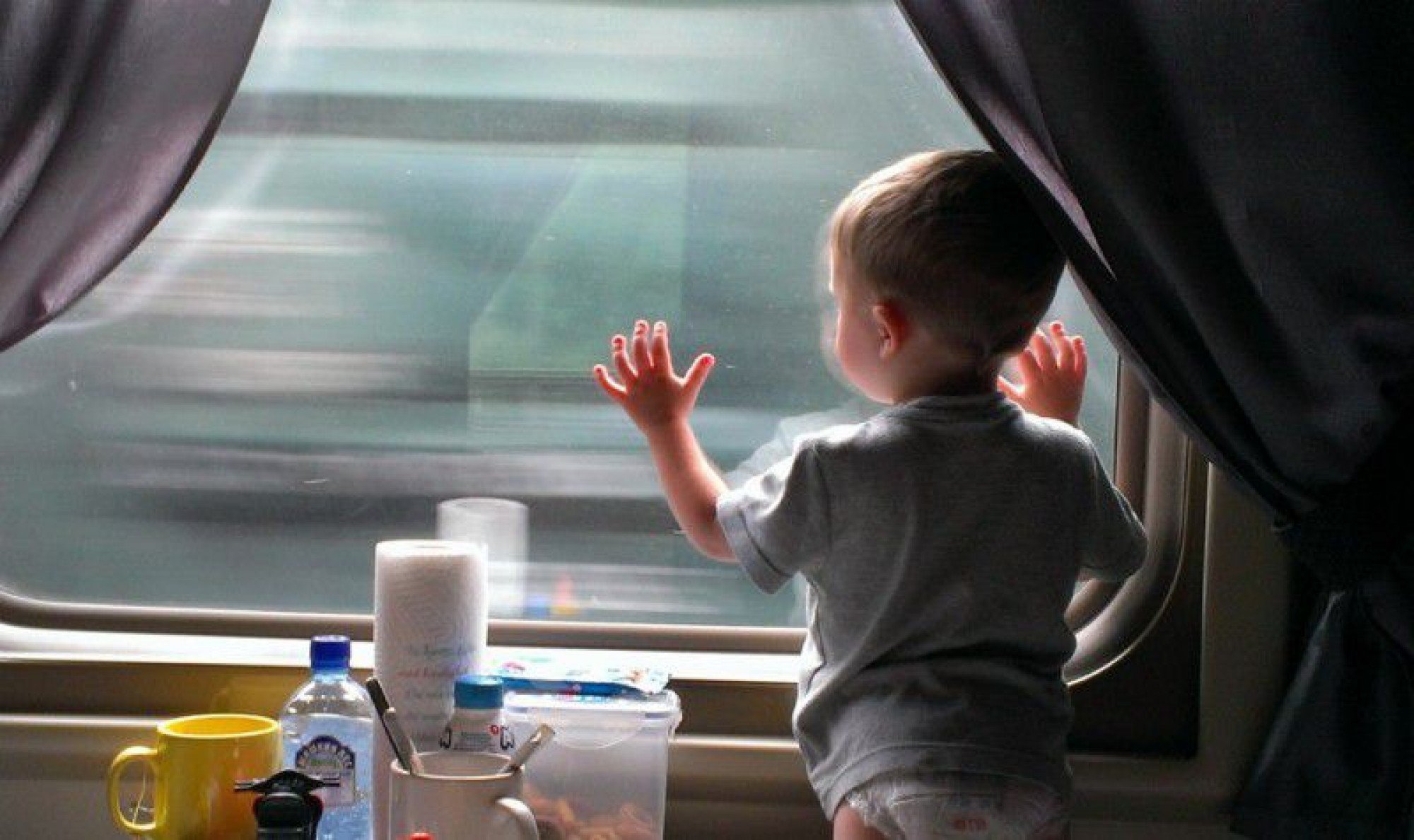 Ребенок едет на поезде с бабушкой. Поезда для детей. Путешествие с детьми на поезде. Младенец в поезде. Поезд для малышей.