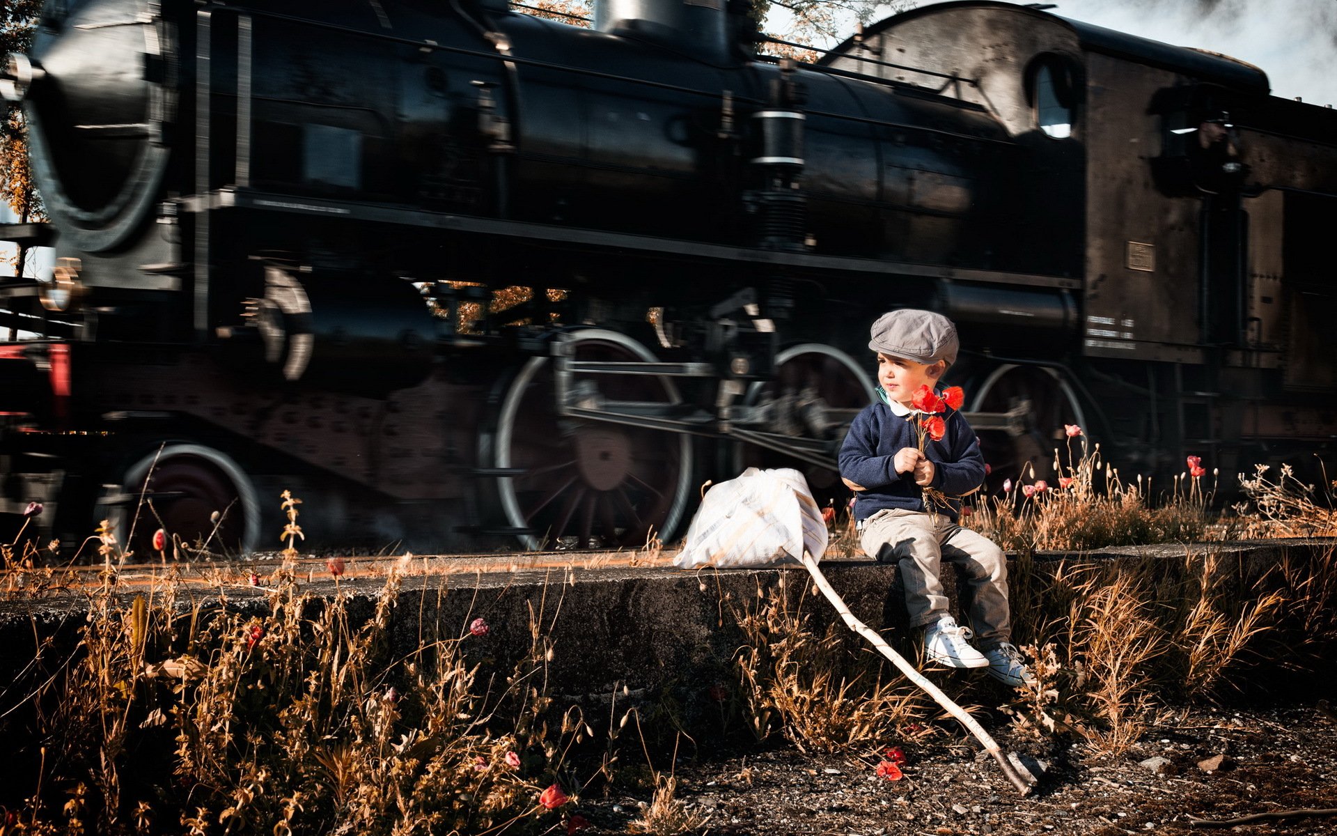 Паровоз собирает. Фотосессия с паровозом. Мальчик на железной дороге. Мальчик и паровоз. Железная дорога для детей.