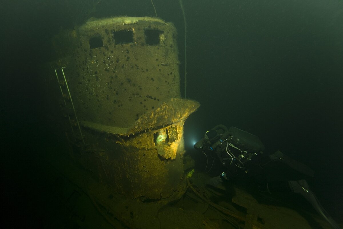 Золотая лежит на дне. Подводная лодка затонувшая в Баренцевом море. Комсомолец подводная лодка на дне. Затонувшая подводная лодка комсомолец. К-159 атомная подводная лодка на дне.