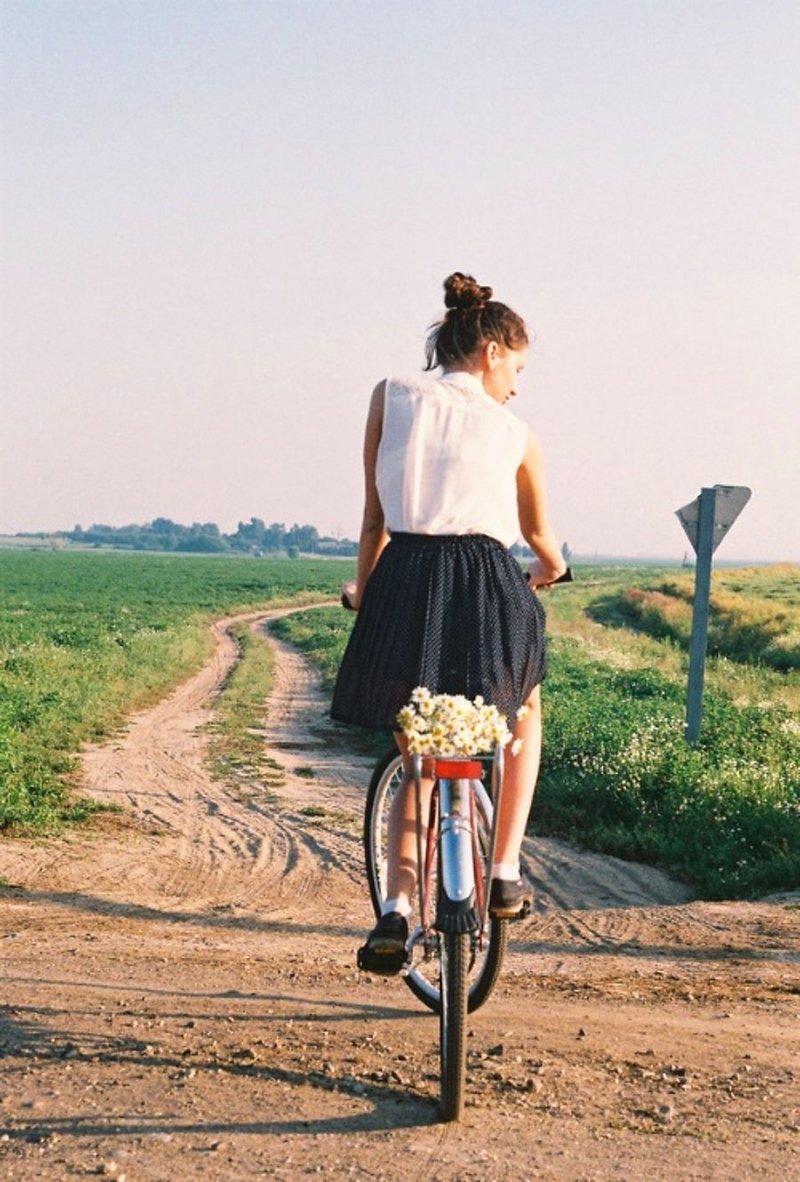 Девушка на велосипеде фото сзади по дороге
