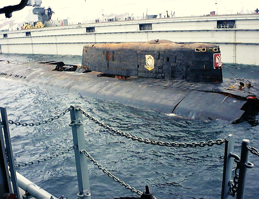 Почему утонула лодка. Подводная лодка к-141 «Курск». АПРК К-141 Курск. Курск 141 атомная подводная лодка. Баренцево море подводная лодка Курск.
