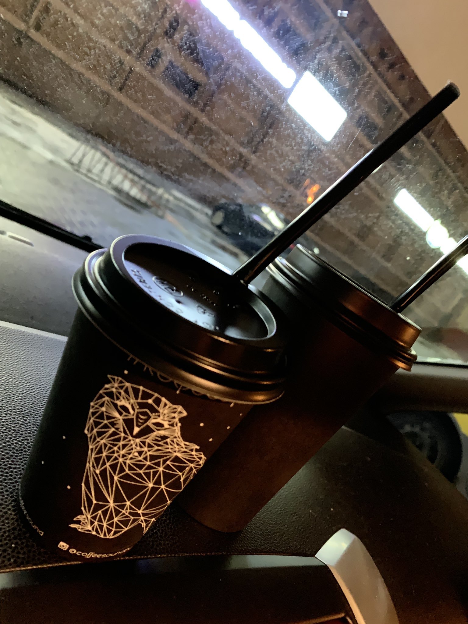 Стаканчик кофе в машине
