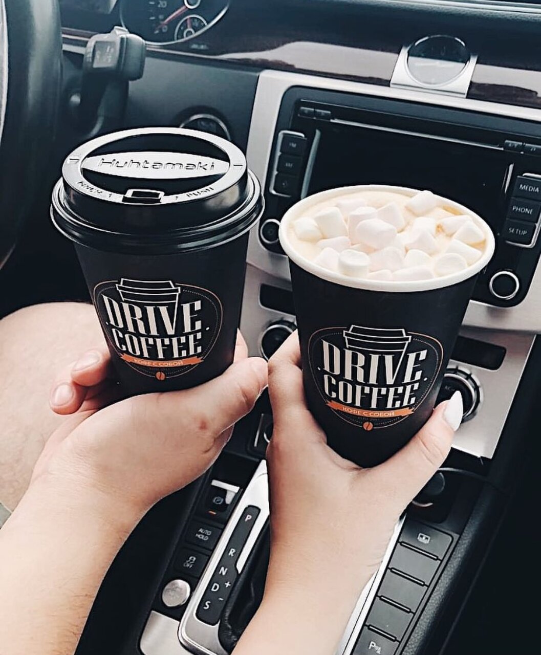 Красивые фото с кофе в руках в машине