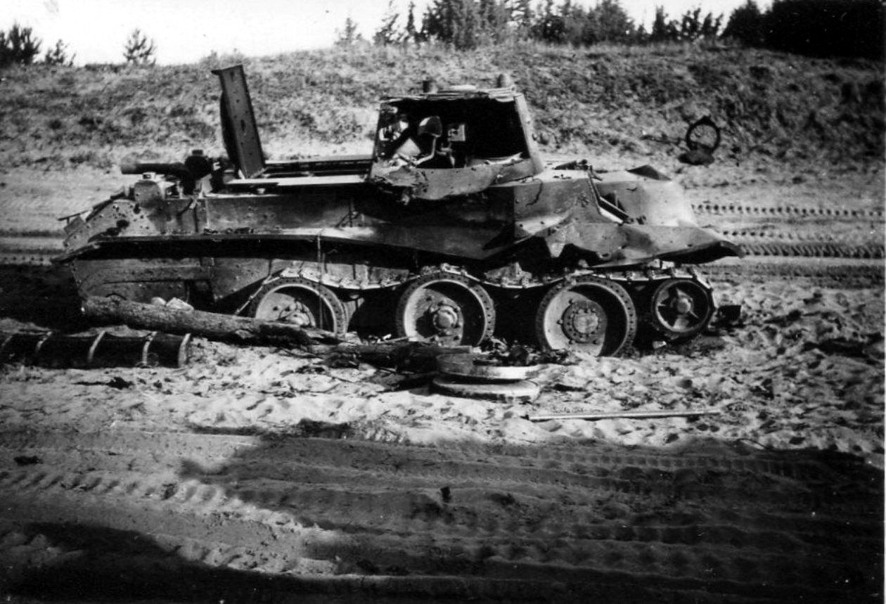 Подбитые советские танки. Подбитый БТ 7. Танк БТ 7 ВОВ. Подбитый танк БТ 7. Подбитые советские танки 1941.