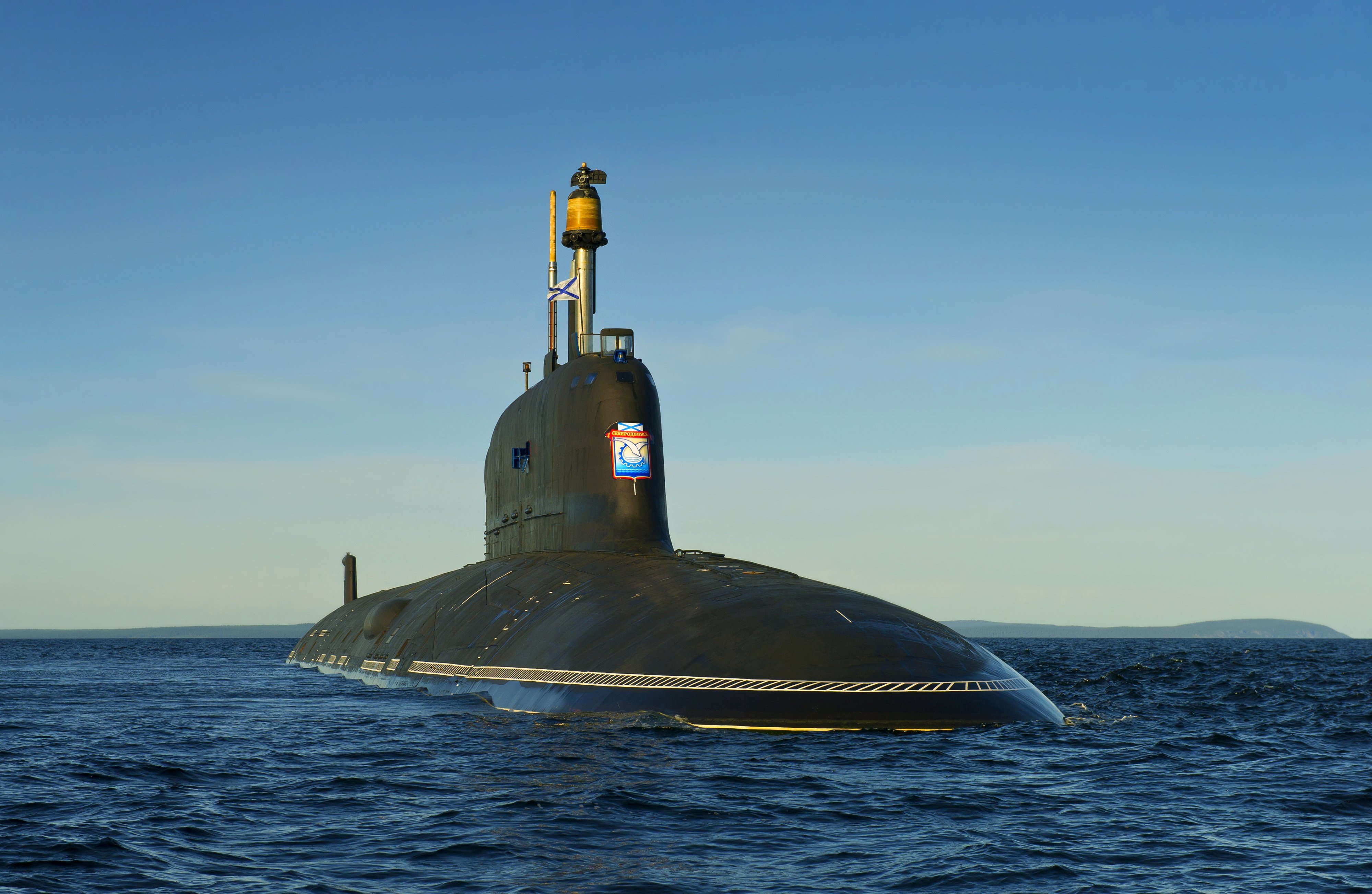 Про подводный флот. Подводная лодка Северодвинск проекта 885 ясень. Подводная лодка к 560 Северодвинск. «Северодвинск» проект 885 «ясень». Многоцелевая атомная подводная лодка «Северодвинск».