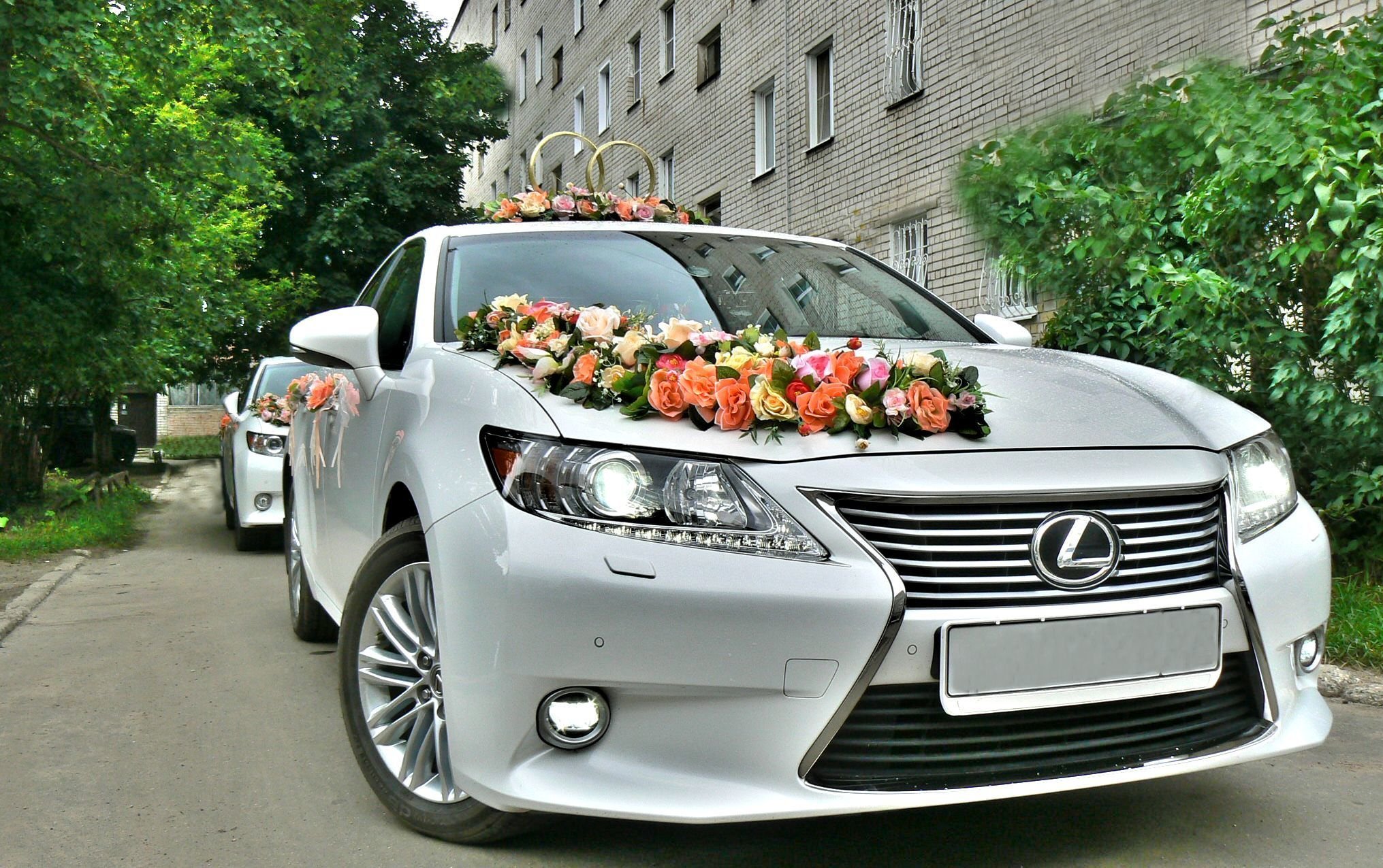 Первая машина на свадьбу. Lexus es250 черный свадебный. Лексус 460 свадебный кортеж. Свадебная машина. Украшение автомобиля на свадьбу.