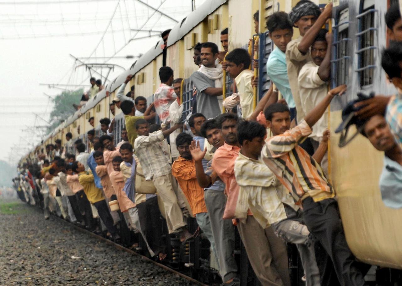 Индусы азиаты. Железные дороги Индии. ЖД Индии. Поезд в Индии. Поезда с пассажирами в Индии э.