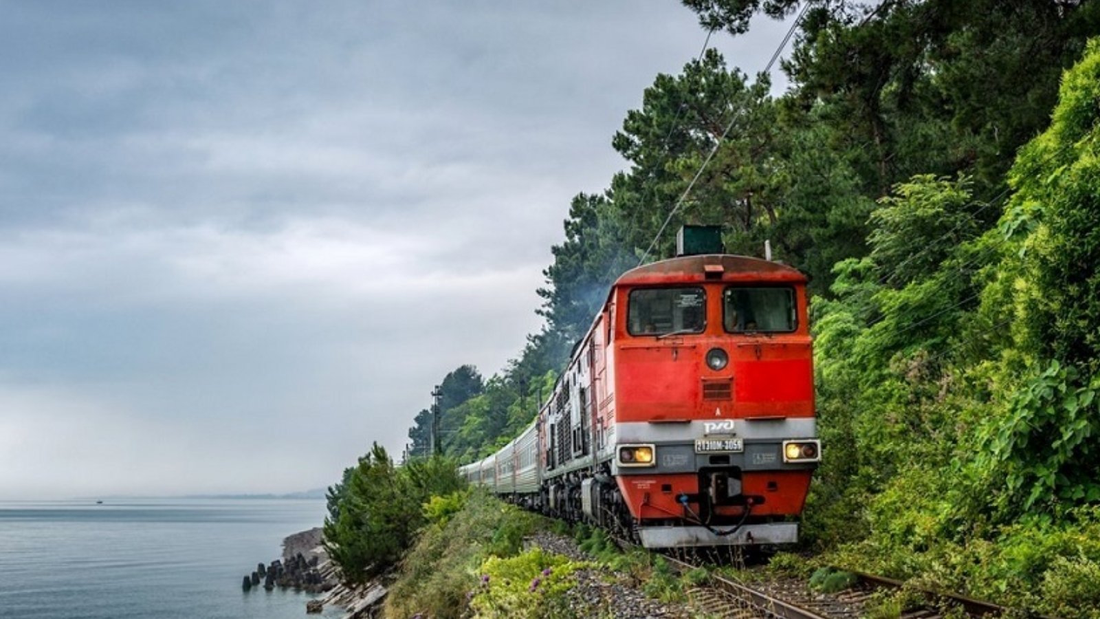 Поезд ростов сухуми. Сухум железная дорога. Гагры Абхазия железная дорога. Железная дорога в Сухуми. Железная дорога Адлер Сухум.