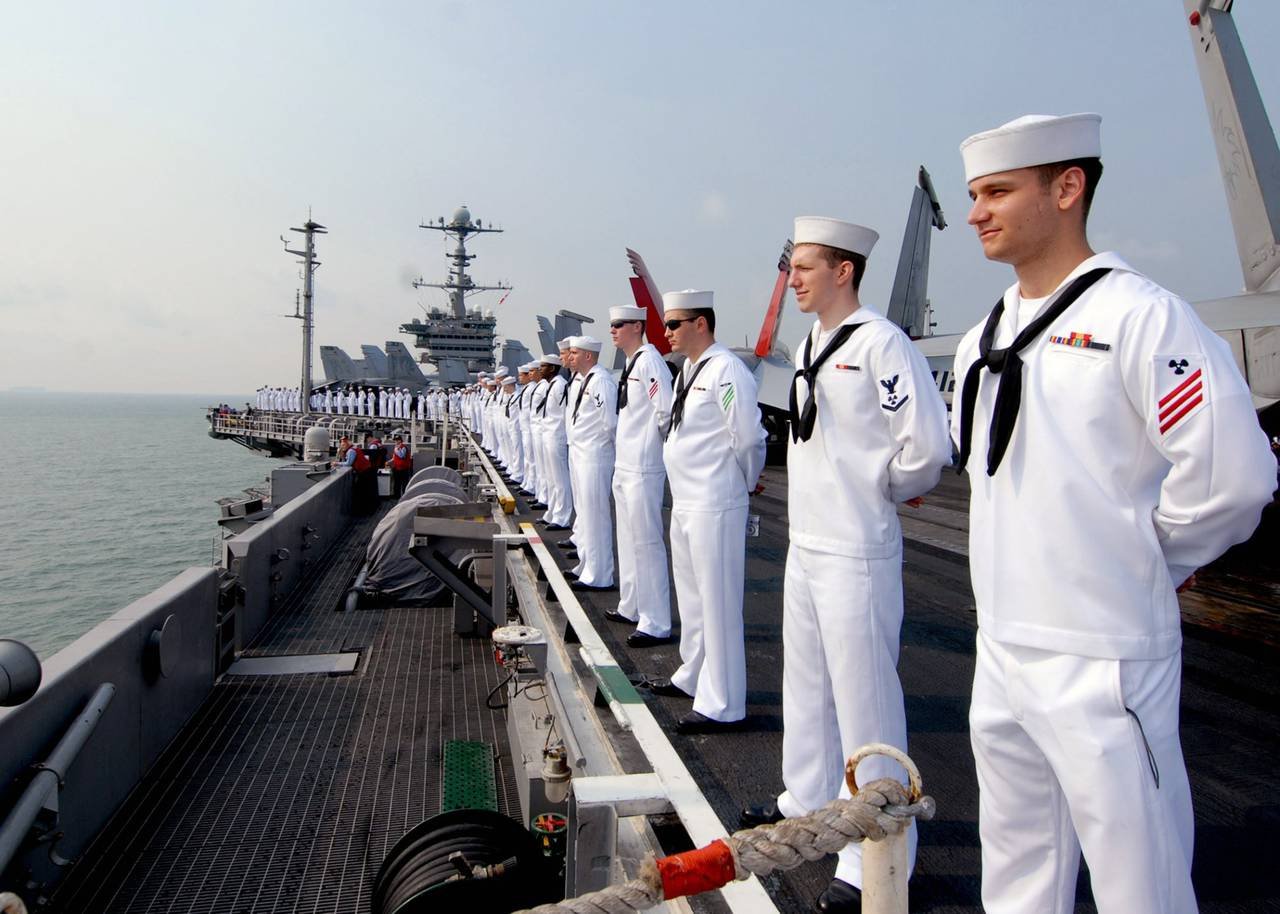 На корабля стоит капитан. Матросы ВМС США. Форма американских Матросов ВМС США. ВМС США моряки.
