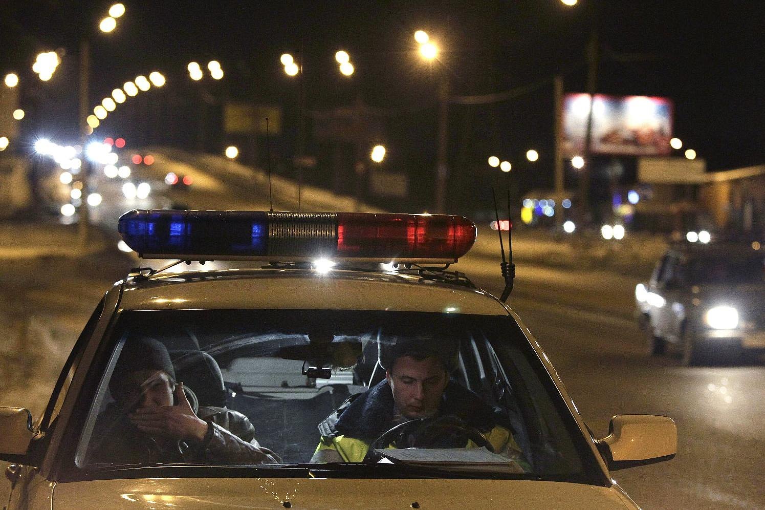 Полицейская машина ночью с мигалками