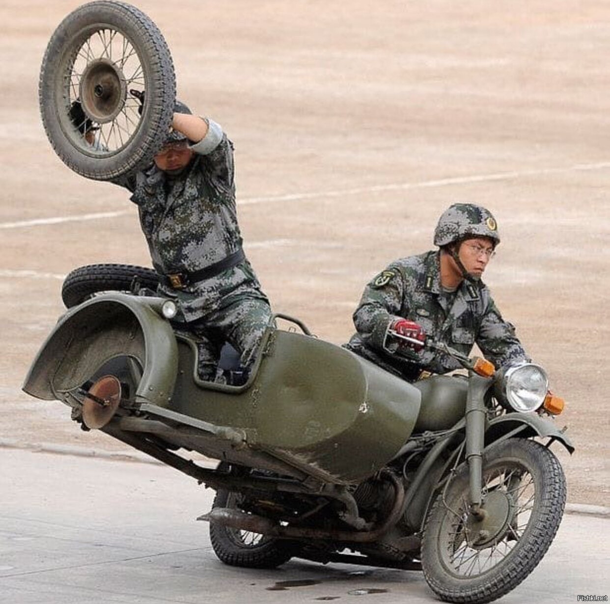 Военный мотоцикл с коляской
