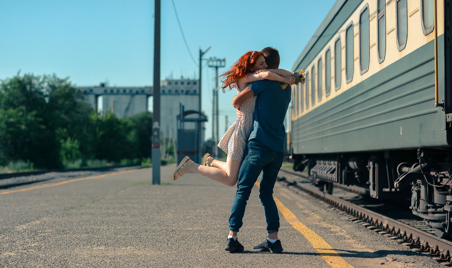 Провожать возлюбленного. Лав стори на вокзале. Парень и девушка на вокзале. Девушка провожает поезд. Девушка прощается.