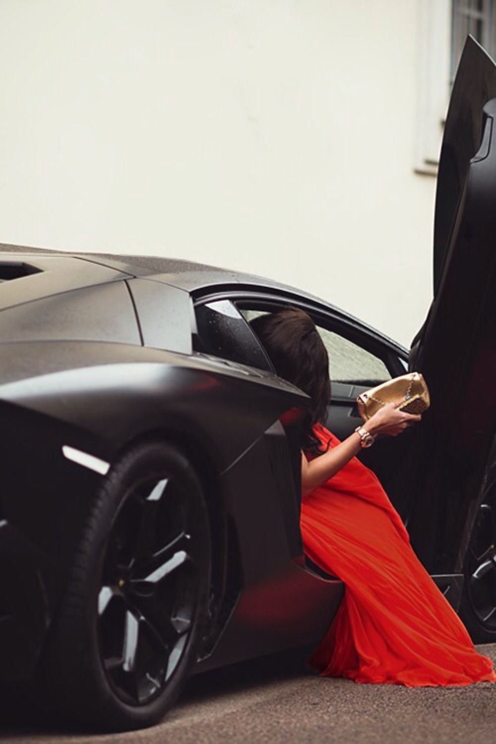 Luxury sport. Девушка в машине. Шикарная женщина и автомобиль. Девушка в Вечернем платье и авто. Девушка в дорогой машине.