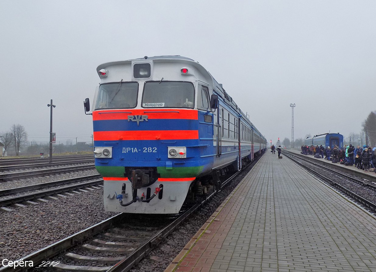 Москва лида поезд. Др1а 282. Поезд 282. Электричка Минск-Молодечно. Станция Гудогай.