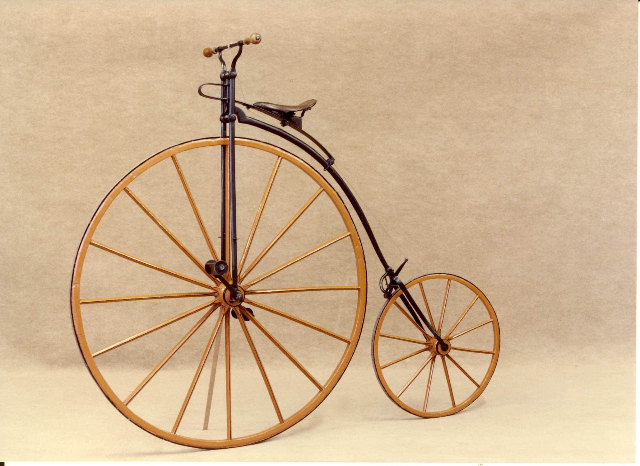 Как раньше в народе называли двухколесную. Большеколесный велосипед 1870. Пенни фартинг.