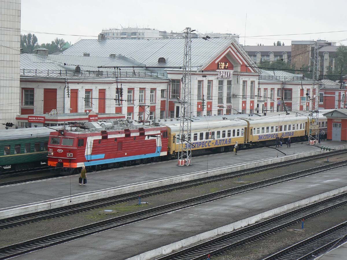 Барнаул железная дорога. Станция Барнаул РЖД. ЖД вокзал Бийск. РЖД вокзал Бийск. Поезд Новосибирск Барнаул экспресс Алтая.