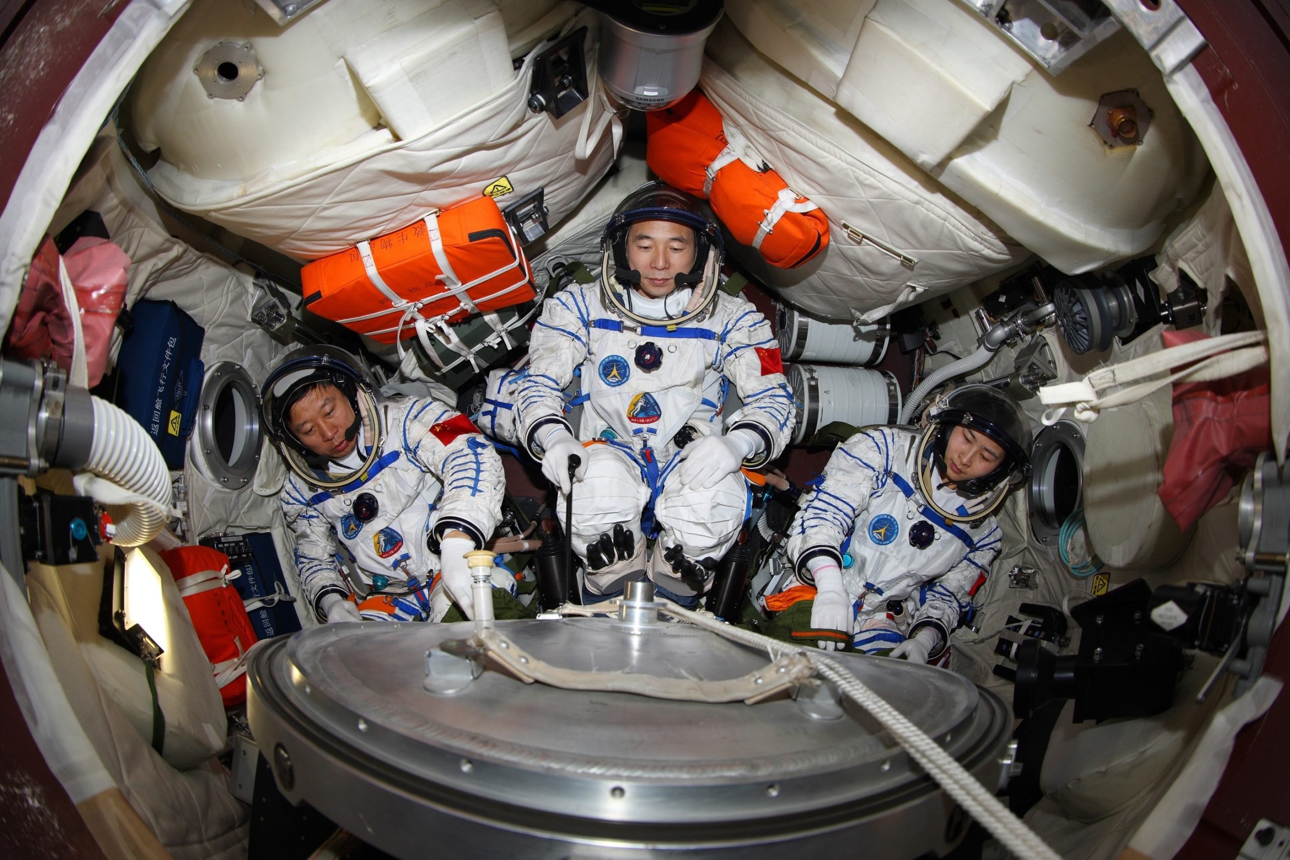 Космонавт самый длительный полет в космос. Пилотируемый корабль "Шэньчжоу". Китайский космический корабль Шэньчжоу. Космический корабль Шэньчжоу внутри. Шэньчжоу-5.
