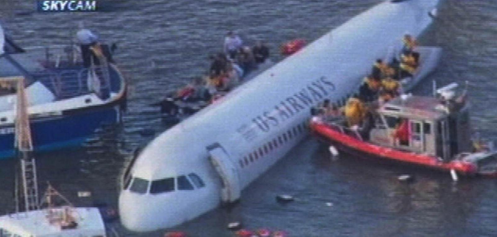 Hudson river plane crash. Аварийная посадка a320 на Гудзон. Самолет приводнился на Гудзон. Аэробус а320 Гудзон. Рейс 1549 us Airways.