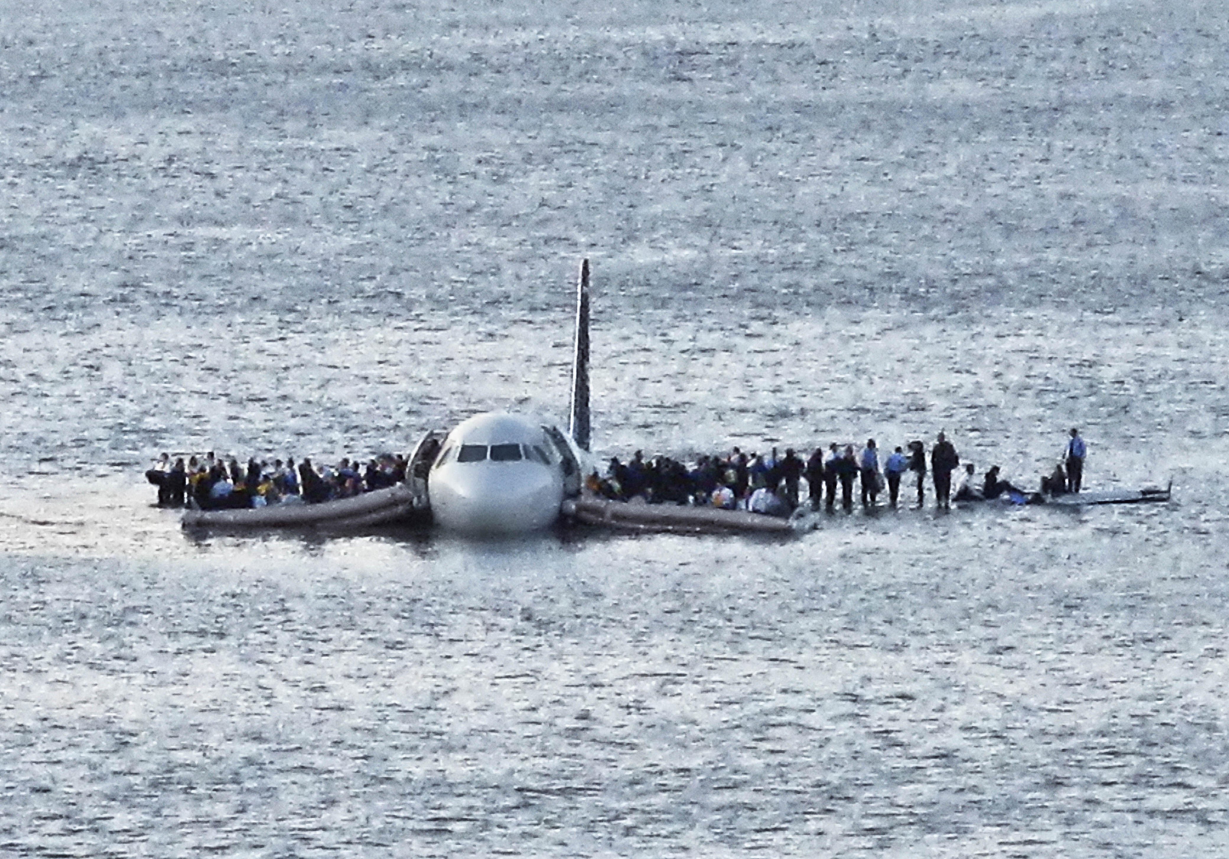 Авиакатастрофа море. Аварийная посадка a320 на Гудзон. Аварийная посадка на Гудзон 2009. Самолёт на Гудзоне 2009. Самолёт Airbus a320 чудо на Гудзоне.