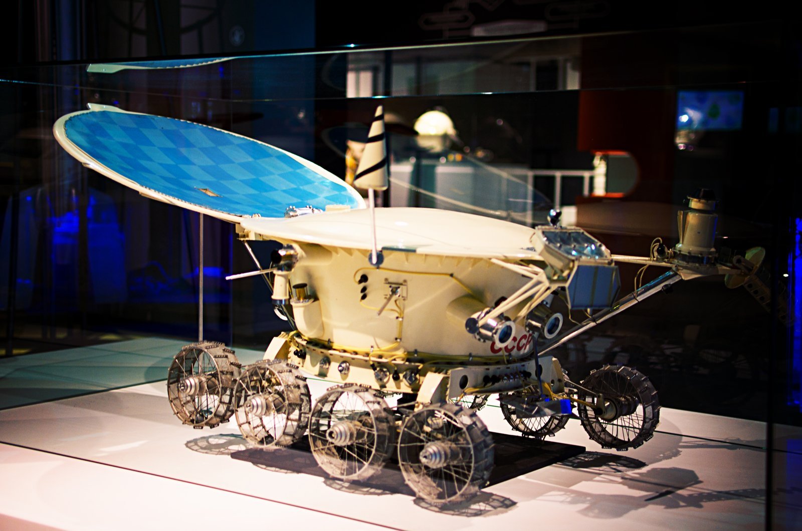 Модель лунохода 1. Луноход-1. Луноход 1 в музее космонавтики. Самоходный аппарат Луноход 1. Луноход-1 политехнический музей.