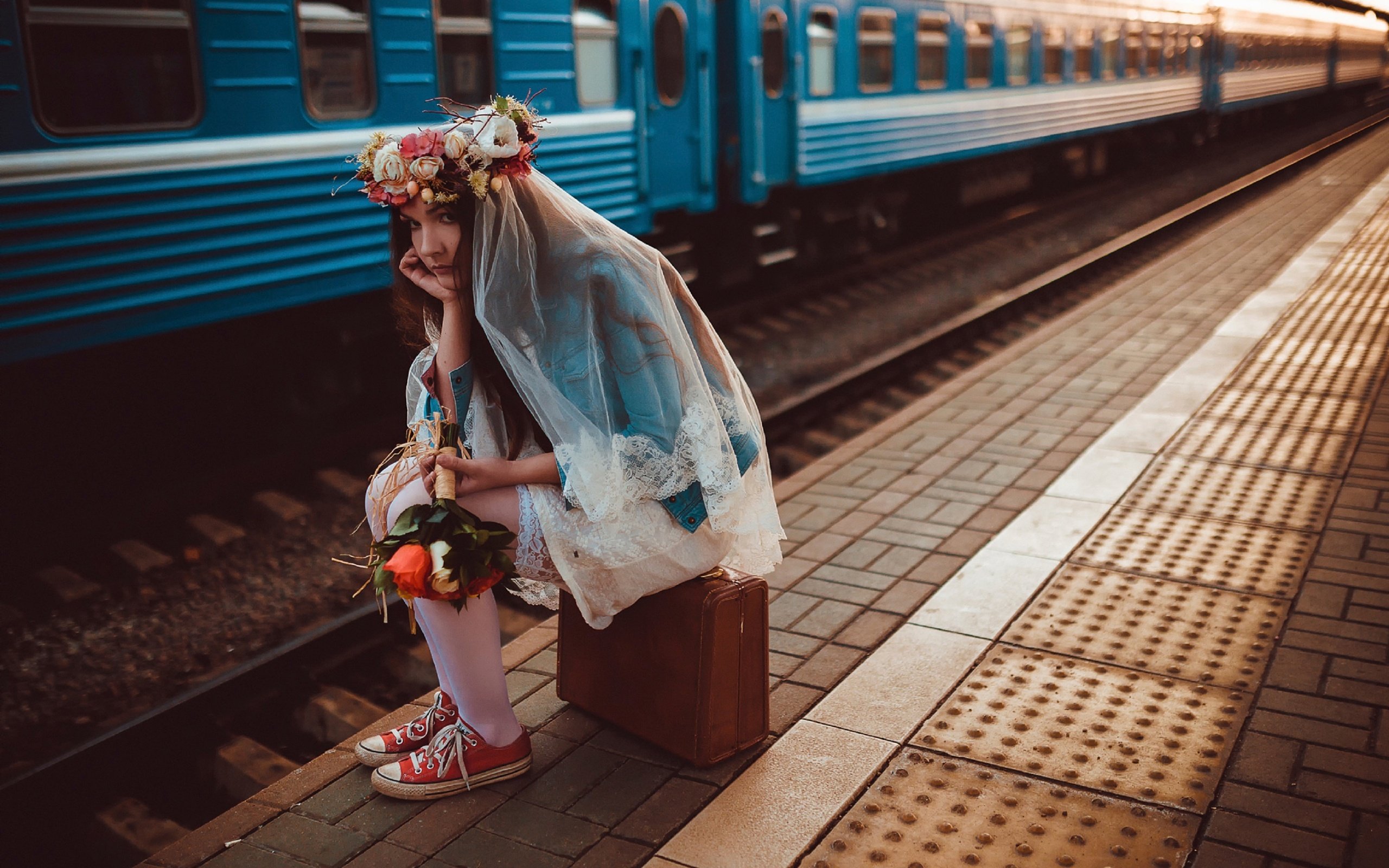 Оригинальные прощания. Девушка на вокзале с чемоданом. Девушка с чемоданом у поезда. Фотосессия на вокзале с чемоданом. Девушка ждет на вокзале.
