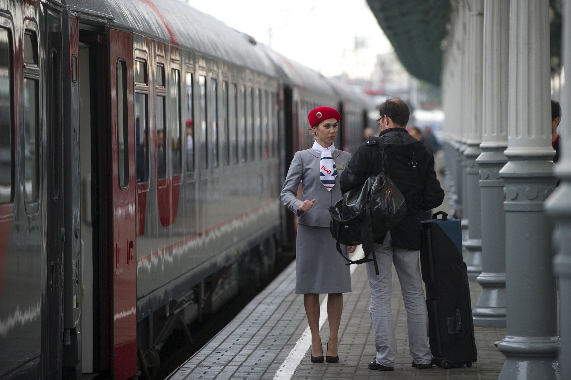 Остановили время в поезде. Московская железная дорога проводницы. Люди на вокзале. Люди на перроне. Пассажиры на вокзале.