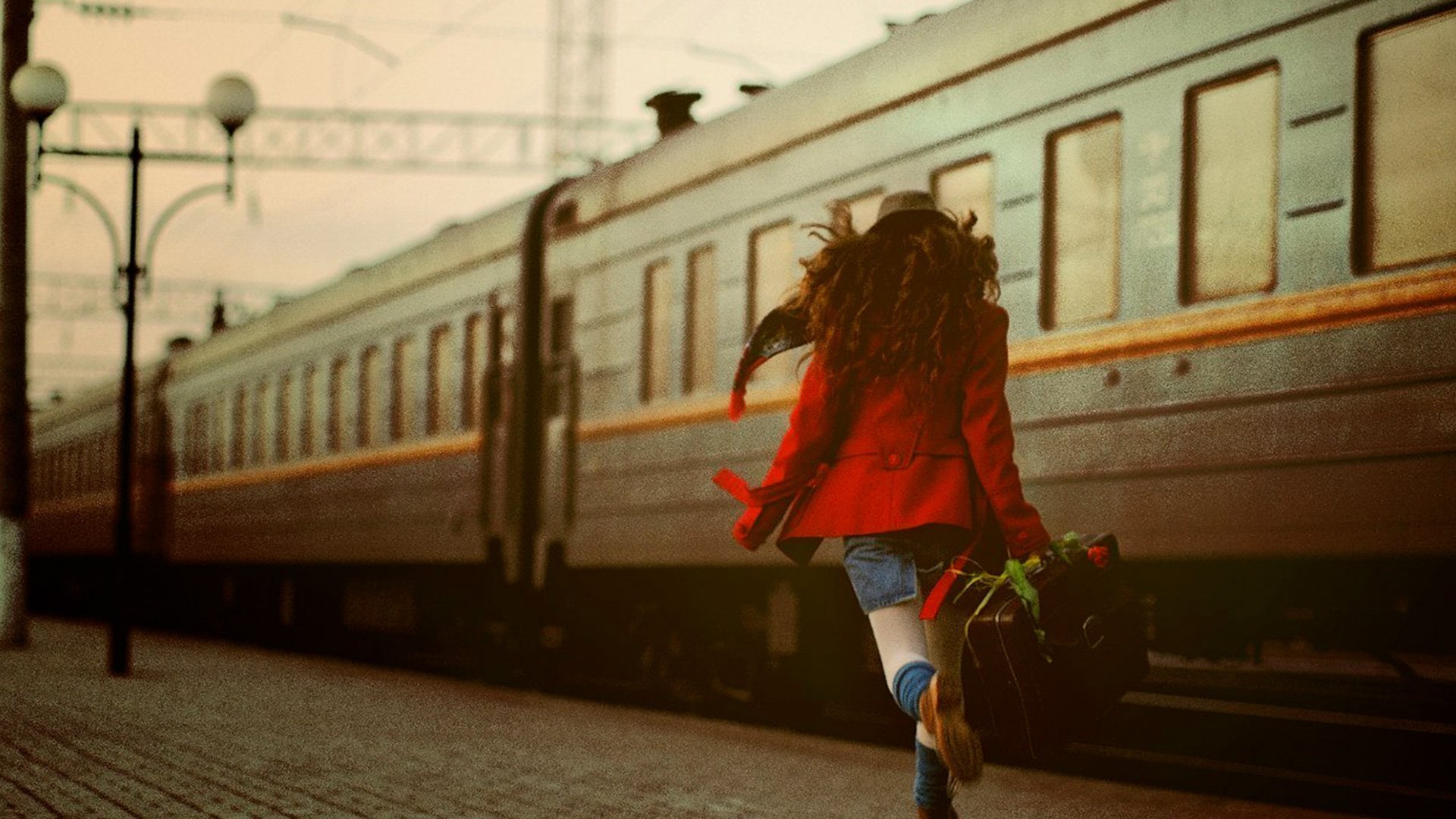 Опоздал на поезд. Девушка бежит за поездом. Девушка провожает поезд. Уезжающий поезд. Уходящий поезд.