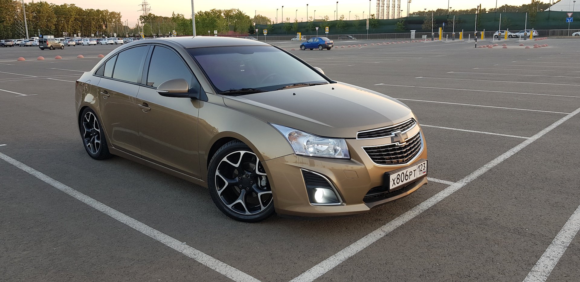 Chevrolet Cruze золотистый