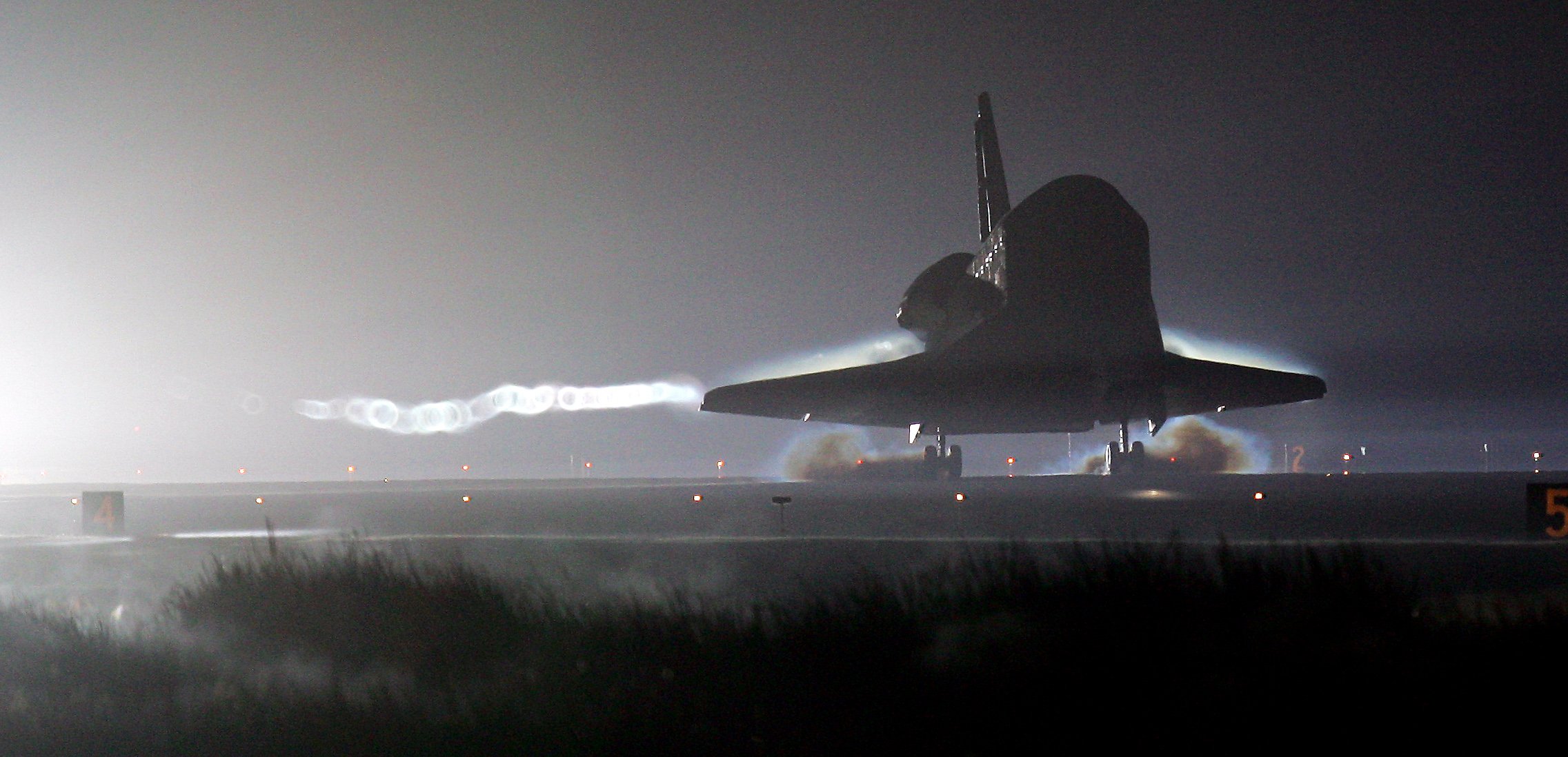 Последний высадка. Шаттл Атлантис посадка. Спейс шаттл приземление. Спейс шаттл посадка. Space Shuttle приземление.
