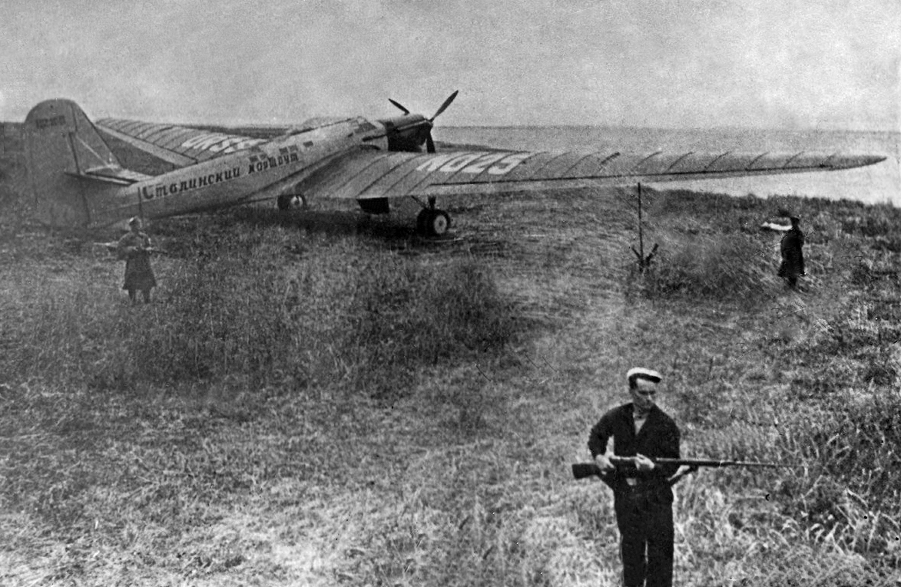 18 июня самолет. Ант-25 Чкалов. Ант-25 на острове удд. Самолет ант 25 Чкалов. Самолет "сталинский маршрут" ант-25 Чкалова.